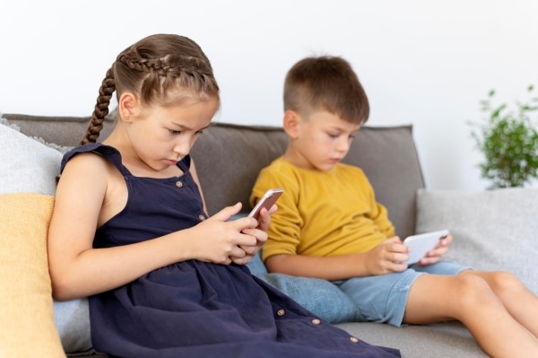 Enfants regardant leurs téléphone