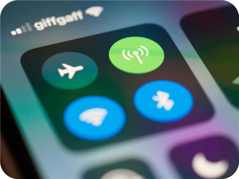 Sur un écran avec les différents moyens de connexion